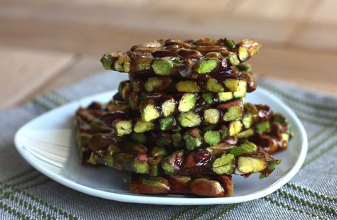 Pistachio Brittle Recipe Pistachio Brittle, Pistachio Recipes, Brittle Recipes, Candy Bark, Organized Chaos, Yummy Foods, Paleo Diet, Candy Recipes, Beautiful Food