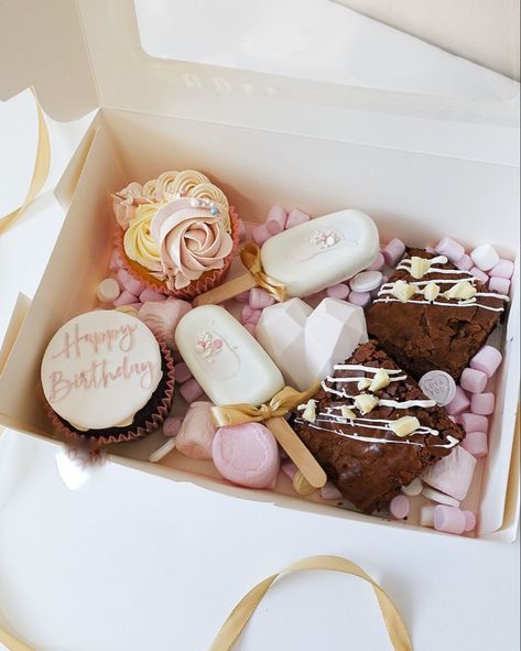 Valentine Cake Hampers Ideas, Birthday Cookie Box Ideas, Cupcake Treat Box Ideas, Sweet Treats Box Gift Ideas, Birthday Dessert Box Ideas, Dessert Treat Boxes Ideas, Cake Box Gift Ideas, Cake Pop Treat Boxes, Brownie Hamper Ideas