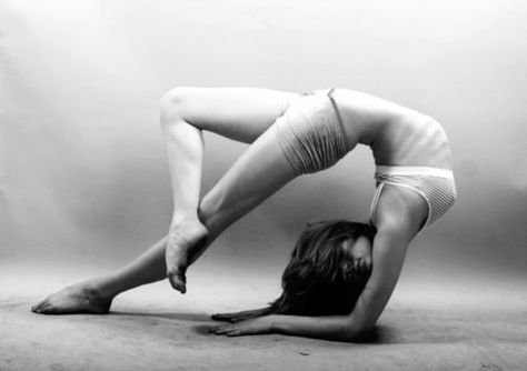 Yoga Ashtanga, Sup Yoga, Black And White Photograph, Yoga Exercises, Yoga Dance, Pose Yoga, Acro Yoga, Beautiful Yoga, Yoga Photography