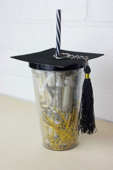 That’s why today I am sharing this super fun and easy way to give money as a grad gift. It is a DIY Graduation Gift in a cup! Diy Graduation Gift, Creative Graduation Gifts, Graduation Money Gifts, Diy Graduation Gifts, Graduation Gifts For Friends, Creative Gift Ideas, Best Graduation Gifts, Graduation Crafts, Graduation Money