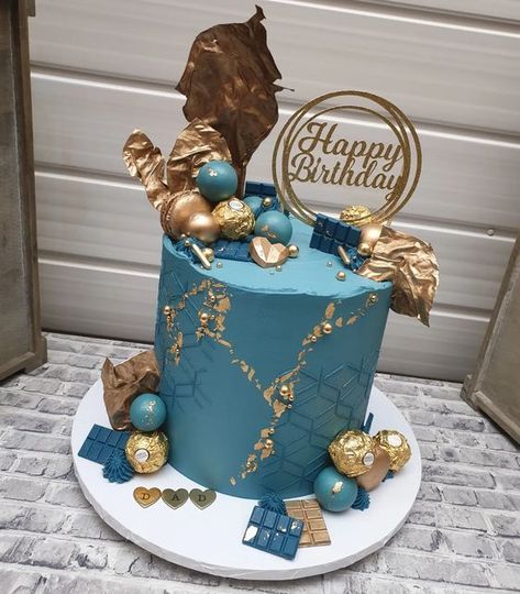 Shaz on Instagram: "I think I love this colour 🥰 A surprise cake for a lucky dad, this time with a little bit of stencilling, a few choc balls, macarons and a sprinkle of gold. Topper & stencil by @cakeytools Board from @themoderncakepackagingco Gold sprinkle balls @sprynklezz #homebakes_shaz #dad #birthdaycake #blue #teal #chocballs #sails #stencilling #macarons #ferrero" Blue Colour Cake Designs, Teal And Gold Cake, Blue Color Cake, Boy Cake Design, Blue Green Cake, Teal Birthday Cake, Blue And Gold Cake, Color Calipso, Blue Birthday Cake