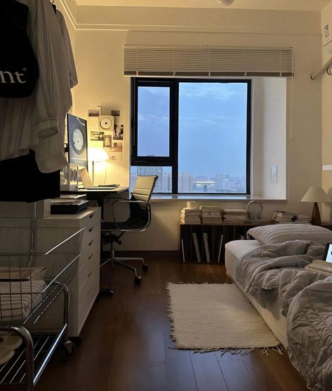 Neat Aesthetic Room, 20 Square Metre Apartment, College Dorm Room Ideas Men, 2 Bed Dorm Room Ideas, New York Dorm Aesthetic, Men Dorm Room Ideas, Dorm Room Dark, Dorm Room Designs For Guys, University Dorm Aesthetic