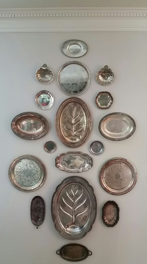 Silver Tray Display, Silver Gallery Wall, Hanging Silver Platters On Wall, Silver Platter Wall Display, Silver Plates On Wall, Silver Tray Styling, Silver Platters On Wall, Brass Tray Decor Ideas, Silver Platter Decor Ideas