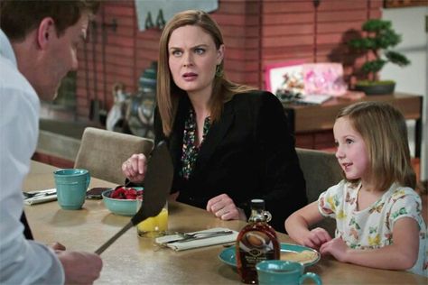 Dr. Brennan's face when she hears Christine singing the anatomically incorrect the bones song! Haha :D Brennan And Booth, Bones Song, Hodgins And Angela, 206 Bones, Bones Quotes, Bones Tv Series, Booth And Bones, Pelvic Girdle, Rookie Blue