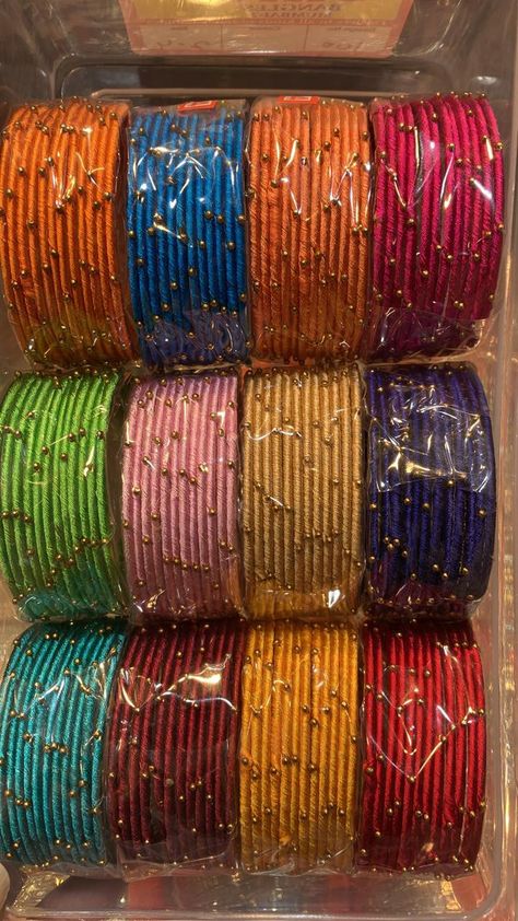 Colourful Bangles, Velvet Bangles, Dress Drawing Easy, Fancy Bangles, Saree Pose, Arab Men Fashion, Jewellery Bangles, Silk Thread Bangles Design, Thread Bangles Design