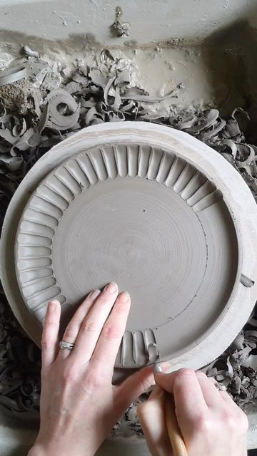 Clay Plate Carving Designs, Ceramic Plate Carving, Pottery Rim Ideas, Ceramic Plate Tutorial, Carved Plate Ceramic, Carved Ceramic Plates, How To Make Ceramic Plates, Pottery Plates Designs, Begginer Pottery Projects