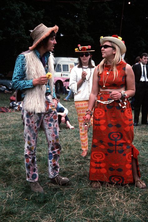 Vintage Festival Fashion - Vintage Photos of Festival Street Style - Elle Woodstock Outfit, Vintage Outfits Mens, 1967 Fashion, Hippies 1960s, Vintage Outfits Men, Flower Power Hippie, Festival Mode, Woodstock Festival, Vintage Festival