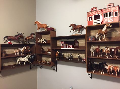 Schleich Display Ideas, Schleich Display, Schleich Horse Display, Schleich Animals Display, Paisley Bedroom, Horse Girls Bedroom, Breyer Horse Shelves, Horse Themed Bedrooms, Horse Bedroom