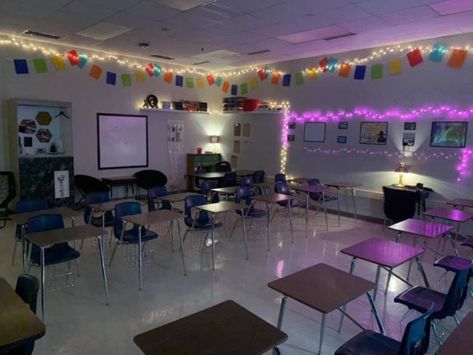 14 Cheery Classroom Decorations to Brighten Dreary Winter Days Led Light Classroom, Classroom With Lights, Led Classroom Decor, Led Lights Classroom Decor, Led Classroom Lights, Twinkle Lights Classroom, Classroom Lamps Ideas, Classroom Lights Decoration, Classroom Led Lights