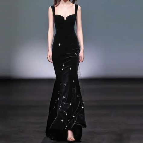 Square Neck Gown, Black Velvet Gown, Simple Prom Dress Long, Kendall Jenner Street Style, Velvet Evening Dress, Simple Prom Dress, Red Carpet Look, Velvet Gown, Prom Dress Inspiration