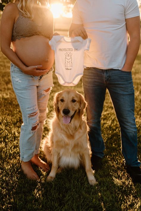 Pregnancy Announcement Photoshoot With Dog, Outdoor Maternity Photos With Dog, Photoshot Pregnant, Couple Maternity Photo Shoot Ideas, Maternity Pics With Dog, September Maternity Photoshoot, Maternity Photo Shoot With Dog, Maternity Photo With Dog, Outdoors Maternity Photoshoot