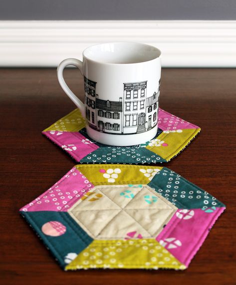 Pieced Hexagon Mug Rugs for Sizzix by Jessee Maloney {an Art School Dropout's life} #hexie #yseam #cottonandsteel #halfhexie #mugrug #quilted Hexagon Potholder, Mug Rug Tutorial, Faux Fur Area Rug, Cottage Quilt, Mug Rug Patterns, Quilting Board, Placemats Patterns, Hexagon Coasters, Diy Quilt