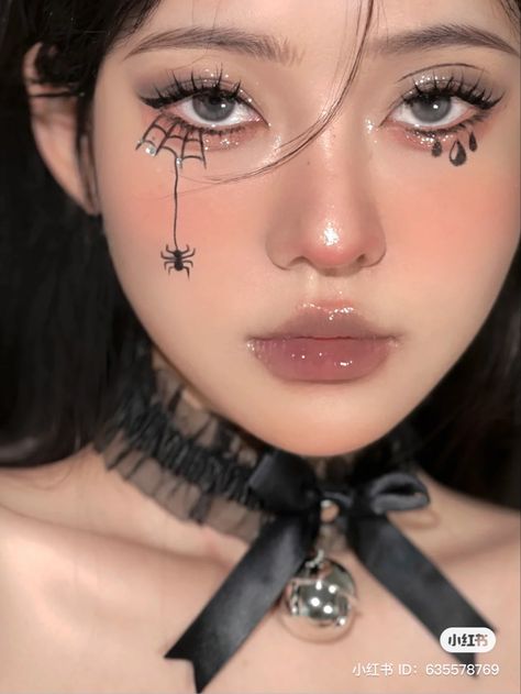 red id: 635578769 halloween makeup inspo Red Halloween Eye Makeup, Makeup Look For Halloween, Make Up Character, Creative Vampire Makeup, Hallwoon Makeup Ideas, Halloween Makeup Bride, Halloween Costumes Face Makeup, Korean Halloween, Halloween Korean