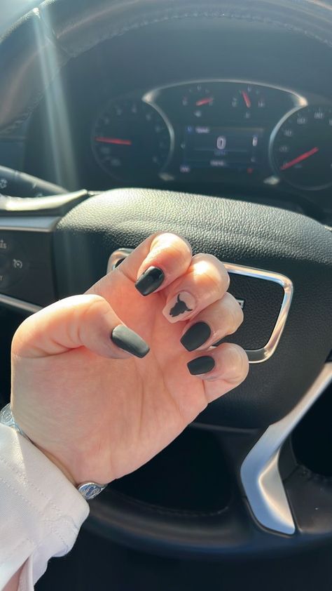 Simple Nashville Nails, Punchy Fall Nails, Western Spade Nails, Utah Nails Summer, Black Country Nails, Boots And Hearts Nails, Dark Western Nails, Nails For Nashville Trip, Yallternative Nails