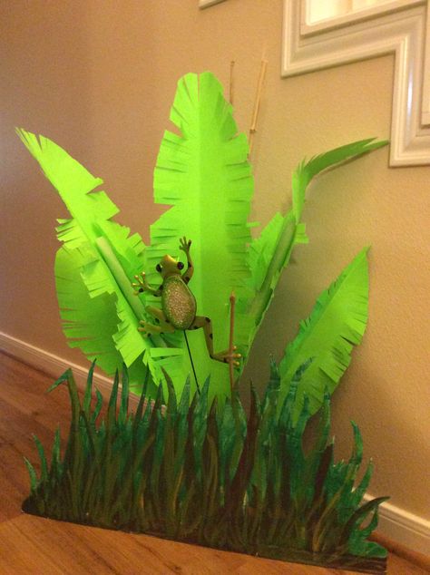 Construction Paper Leaves, Costume Dinosaure, Jungle Crafts, Jungle Theme Classroom, Rainforest Theme, Jungle Decorations, Vbs Themes, Green Tablecloth, Pipe Insulation