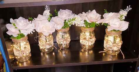 MASON JARS - Fairy Lights wirh Flowers Mason Jar Centerpieces With Fairy Lights, Twinkle Light Centerpiece, Quince Table, Diy Hanging Mason Jar, Jar Centerpiece Wedding, Hanging Mason Jar Lights, Mason Jar Fairy Lights, Diy Mason Jar Lights, Flower Fairy Lights