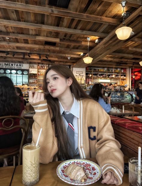 Coffee Shop Poses Photo Ideas, Girl In Coffee Shop, Korean Coffee Shop, Picnic Pictures, Korean Coffee, Fashion Tiktok, Coffee Shop Aesthetic, Poses Photography, Best Photo Poses