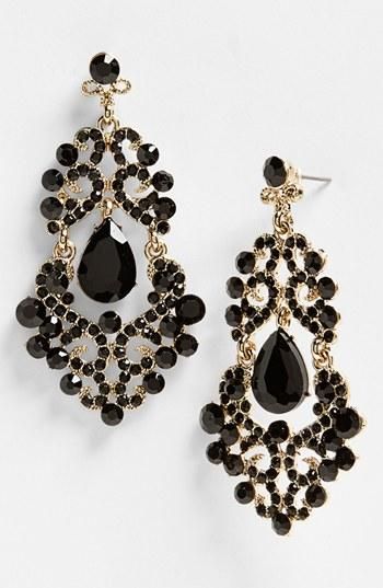 onyx jewels Black Gold Jewelry, Gold Jewelry Indian, Black Jewelry, Bijoux Diy, Pretty Jewellery, Chandelier Earrings, Bling Bling, Indian Jewelry, Black And Gold