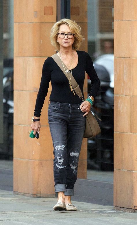 Ripped up: Felicity Kendal appears to be living the good life now as she was seen in London looking phenomenally youthful despite her near septuagenarian status Felicity Kendal, Moda Over 50, Moda Over 40, Mode Ab 50, Look Grunge, Over 60 Fashion, Advanced Style, Ageless Style, 60 Fashion