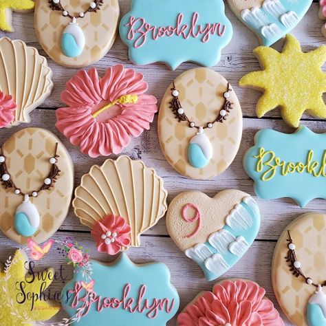 @sweetsophias shared a photo on Instagram: “I took a little cookie break....and I am back with a Moana themed set for Brooklyn's 9th birthday! This set makes me dream of summertime…” • Mar 5, 2022 at 1:44pm UTC Moana Cakesicles, Moana Cookies Birthday, Moana Sugar Cookies, Moana Cookies Decorated, Moana Birthday Cookies Decorated, Moana Birthday Party Cake, Moana Cookies, Moana Birthday Decorations, Moana Birthday Cake