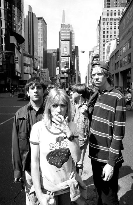 Sonic Youth, another iconic band. Some call them the original hipsters Indie Rock Music, Indie Rock Band Aesthetic, 90s Grunge Music, Sonic Youth Album Cover, Chicas Punk Rock, Sonic Youth Albums, Marla Singer, Kim Gordon, Band Photoshoot