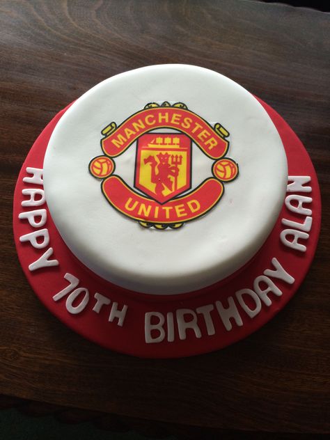 Manchester United cake! Manchester United Cake, Football Cakes, Football Board, Man U, Birthday Sweets, Bento Cakes, Making Cakes, Cake Designs Images, Baking Games