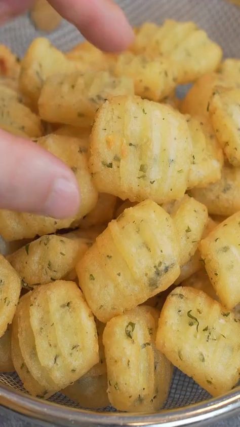 Best Potato Chips, Mashed Potato Bites, Healthy Potato Recipes, Potato Bites, Vegetarian Fast Food, Tastemade Recipes, Vegetarian Snacks Recipes, Indian Cooking Recipes, Sweet Dishes Recipes