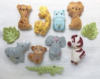 littledear - Etsy Italia Animal Felt Patterns, Mobile Decor, Plush Sewing, Animal Sewing Patterns, Safari Jungle, Cool Baby, Wet Felt, Felt Pattern, Embroidery Book