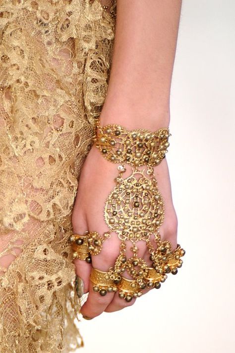 jewellery Detail Couture, Golden Lace, Beautiful Beautiful, Desi Wedding, Hand Jewelry, Indian Jewellery, Bridal Accessories, Indian Jewelry, No. 2