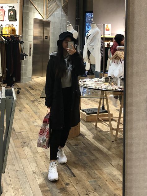 Fashion Bucket Hat, Aesthetic Dress, Japanese Street, Japanese Aesthetic, Japanese Street Fashion, Outfit Idea, Rainy Days, Street Fashion, Minimalist Fashion