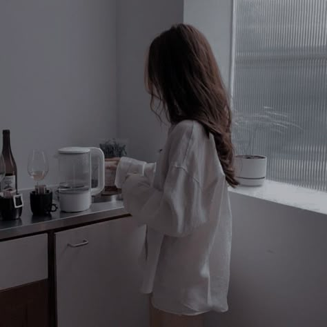 Korean Minimalist Aesthetic, Desk Layout, Japanese Lifestyle, Lifestyle Aesthetic, Simpler Lifestyle, Korean Aesthetic, Photo Filters, Aesthetic Women, Japanese Aesthetic