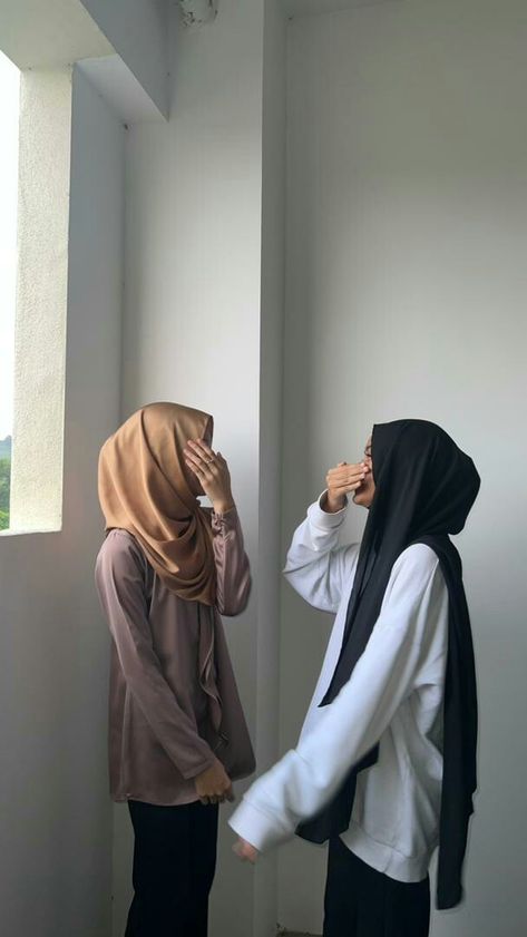 Hijab And Non Hijab Friends, Cewe Malaysia Ootd, Foto Cewek Aesthetic Hoodie, Foto Cewe Aestethic Hijab, Cewe Malaysia Hijab Aesthetic, Moslem Fashion, Selfie Pose, Anime Mobile, Ootd Aesthetic