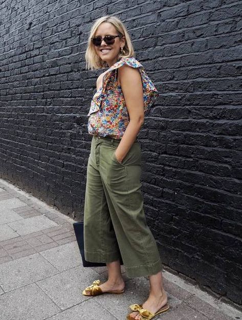 Spring Outfits London, Cropped Trousers Outfit, Green Trousers Outfit, Culotte Outfit, Alex Stedman, Job Outfits, Green Khaki Pants, Culottes Outfit, Khaki Pants Outfit