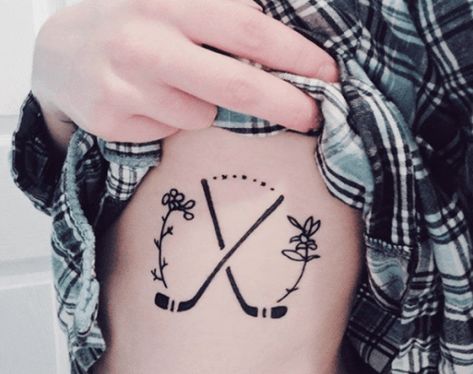 30 mini tattoo’s voor sportfreaks #tattoo #inked #minitattoos #sport Hockey Tattoo For Guys, Softball Tattoo Ideas, Hockey Stick Tattoo, Ice Skating Tattoo, Ice Hockey Tattoo, Skating Tattoo, Softball Tattoos, Hockey Tattoos, Ice Tattoo