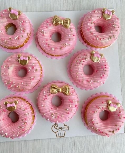 Minnie Mouse Donuts Pink, Minnie Mouse Doughnut, Princess Donuts Ideas, Minnie Mouse Donut Party, Minnie Mouse Food Ideas, Minnie Mouse Desserts, Easy Baby Shower, Donut Decorating Ideas, Fancy Donuts