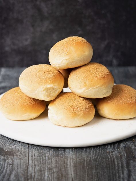 Pandesal Aesthetic, Pandesal Photography, Pandesal Recipe, Menhera Kun, Wallpaper Powerpoint, Shower Images, American Dinner, Brioche Recipe, Filipino Recipes