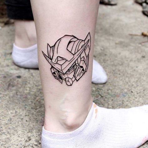 Black Gundam tattoo on the right calf by Kyle Kyo Koko Anime Knee Tattoo Ideas, Gundam Tattoo Ideas, Anime Tattoos Block, Gundam Wing Tattoo, Evangelion Tattoo Ideas, Black Gundam, Gundam Tattoo, King Of Hearts Tattoo, Robot Tattoo