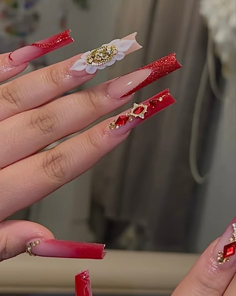 Red Virgin Mary Nails, Red Nails Extra, Red N Gold Nails, Red Virgencita Nails, Red Buchona Nails, Quinceanera Nails Red, Red And Gold Quince Nails, Latina Nails Red, Red Glam Nails