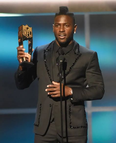 Top 85 Antonio Brown Quotes - Players Bio Player Quotes, Central Michigan University, Brown Quotes, Matt Ryan, Antonio Brown, Wide Receiver, Free Agent, Brown Top, Inspiring Quotes