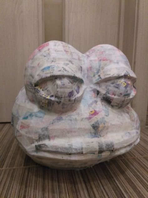 Pepe frog head papercraft/papier mache  #pepe #pepefrog #cosplay #diy #handmade #papercraft #pepakura #papiermache Paper Mache Costume Head, Paper Mache Frog, Cardboard Masks, Frog Mask, Cardboard Mask, Paper Mache Mask, Mache Art, Paper Mache Art, Head Mask