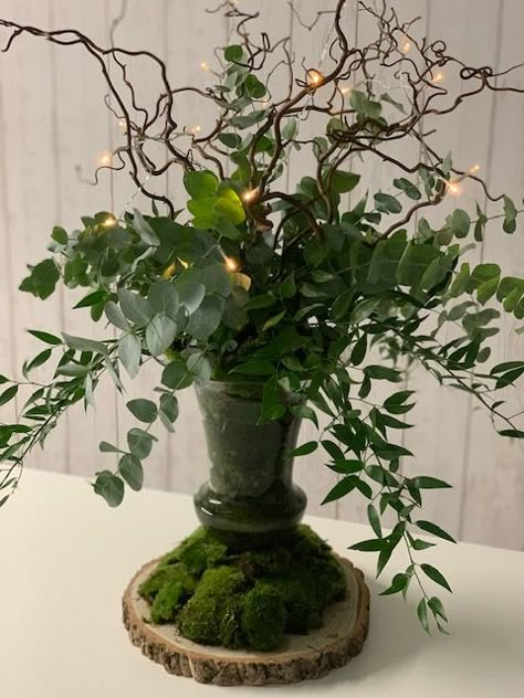 Vines Centerpieces Wedding, Forest Themed Wedding Decorations, Enchanted Forest Table Centerpieces, Enchanted Forest Tablescape, Enchanted Floral Arrangements, Fairy Garden Centerpieces Wedding Ideas, Woodland Themed Centerpieces, Woodland Wedding Colors, Nature Themed Wedding Centerpieces