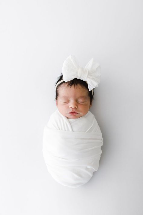 Newborn Wrapped Photography, Newborn Wrap Photography, Newborn Photo Studio, Newborn Wrapping Techniques, White Newborn Photography, Newborn Posing Guide, Simple Newborn Photos, Rembrandt Lighting, Pregnant Pictures