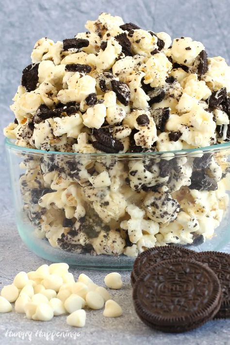 Oreo Popcorn, Oreo Cookie Pops, White Chocolate Popcorn, Oreo Desserts, Easy Treats To Make, Oreo Pudding, Vegetarian Cookies, Easy Treat, Chocolate Popcorn