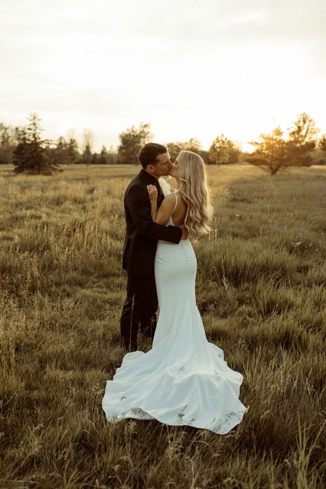 Wedding pictures in field Big Field Wedding, Farm Wedding Photoshoot, Wedding Pictures In A Field, Fall Field Wedding, Open Field Wedding Ceremony, Hay Field Wedding, Wedding Photos Field, Pictures In Field, Open Field Wedding