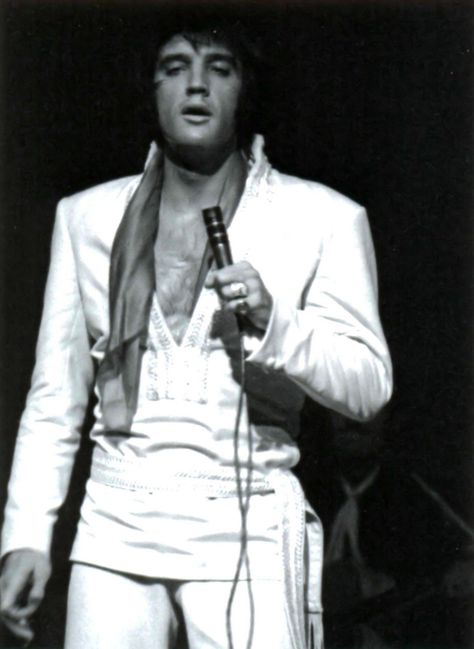 Elvis Presley New Years Eve Outfits Plus Size, Elvis Presley Concerts, Elvis Pictures, Elvis Photos, Elvis Movie, Las Vegas Hilton, Elvis Presley Family, Elvis In Concert, Elvis Presley Images