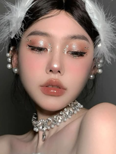 glitter eyeshadow look: shimmery brown with gems Ballet Makeup, White Eye Makeup, Txt Concert, Glitter Makeup Looks, Rhinestone Makeup, New Year's Makeup, New Years Eve Makeup, Flower Knows, Doll Eye Makeup