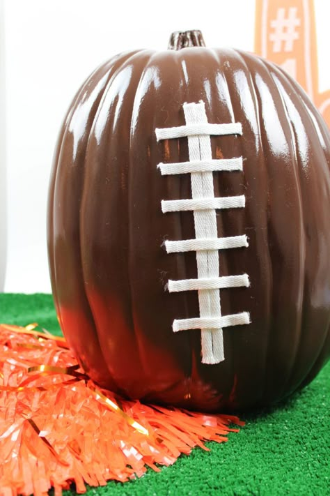 DIY Football Pumpkins - pumpkin decorating - football party - football crafts - fall crafts Football Yard Decor, Football Theme Work Party, Football Home Decor Diy, Football Bleachers Decorations, Halloween Football Theme, Thanksgiving Football Party, Football Porch Decorating Ideas, Diy Tailgate Decorations, Diy Football Birthday Party