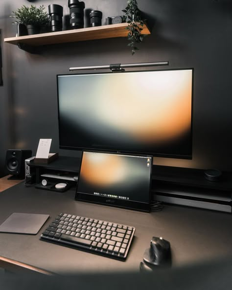 #SetupSaturday ? Bit of a new look I suppose. My friends at @mobilepixelsus sent over their portable monitor — Glance. This is my first… | Instagram Portable Monitor Setup, Aesthetic Monitor, Gaming Computer Room, Monitor Setup, Mens Bedroom Decor, Cool Room Designs, Computer Desk Setup, Gaming Room Decor, Industrial Design Trends