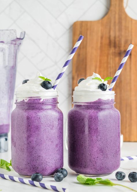 Does it get any prettier than this purple milkshake?! Juicy blueberries and vanilla ice cream team up in these simple and refreshing blueberry milkshakes. We love this blueberry milkshake for sweet treats all summer long. Purple Milkshake, Kids Milkshake, Froyo Recipe, Blueberry Milkshake, Milkshake Recipe Easy, Summer Drink Cocktails, Blueberry Ice Cream, Blueberry Lemonade, Ice Cream Floats