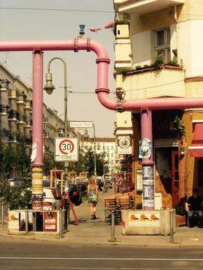 Pinke Rohre - Berlin Friedrichshain Berlin Life, Pink Pipe, Berlin Photography, Berlin Street, Yoga Online, Brandenburg Gate, Berlin City, Berlin Fashion, Berlin Wall